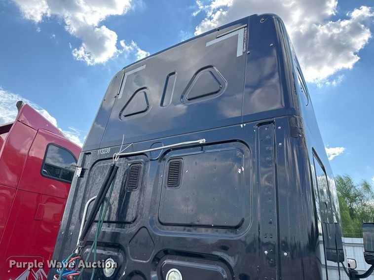 image for item YA0010 2015 Freightliner Cascadia 125  semi truck