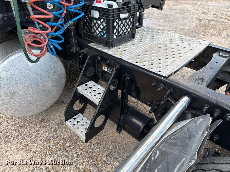 image for item YA0010 2015 Freightliner Cascadia 125  semi truck