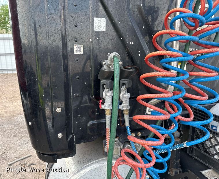 image for item YA0010 2015 Freightliner Cascadia 125  semi truck