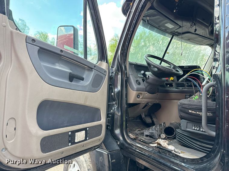 image for item YA0010 2015 Freightliner Cascadia 125  semi truck