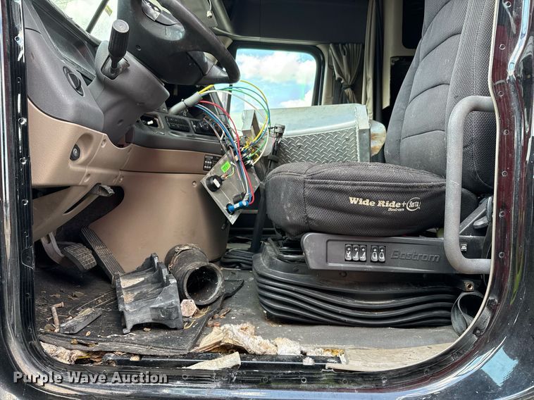 image for item YA0010 2015 Freightliner Cascadia 125  semi truck