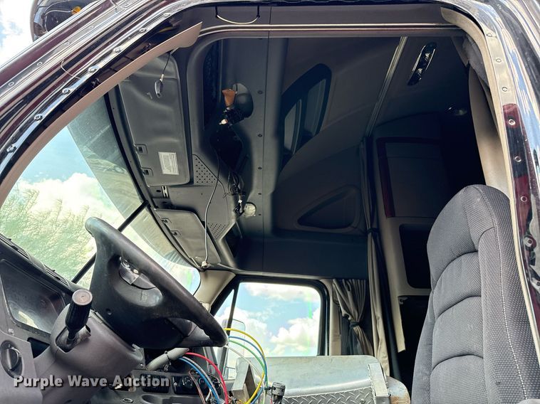 image for item YA0010 2015 Freightliner Cascadia 125  semi truck