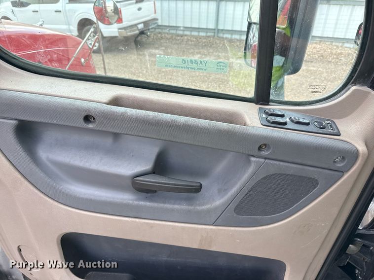 image for item YA0010 2015 Freightliner Cascadia 125  semi truck