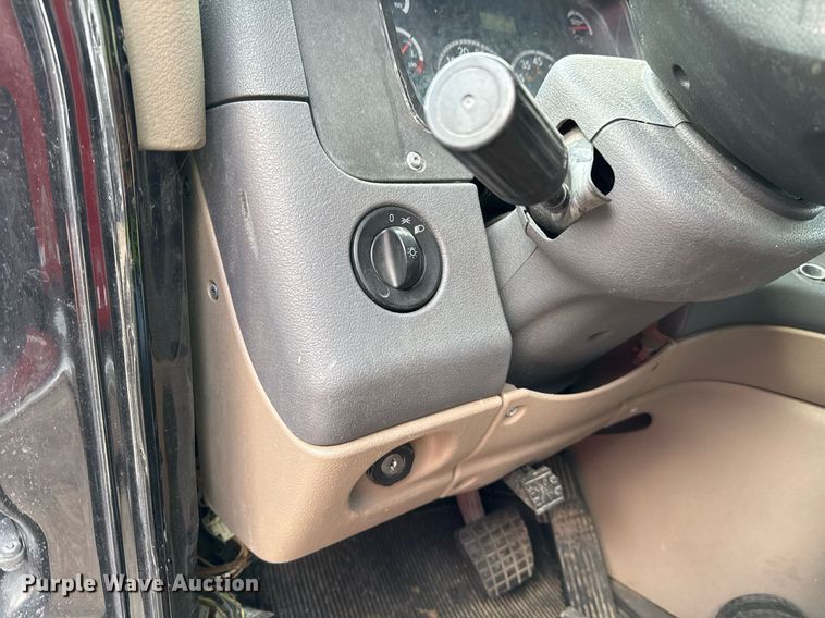 image for item YA0010 2015 Freightliner Cascadia 125  semi truck