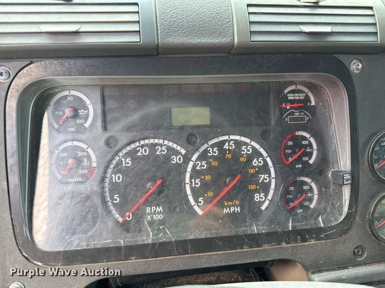 image for item YA0010 2015 Freightliner Cascadia 125  semi truck