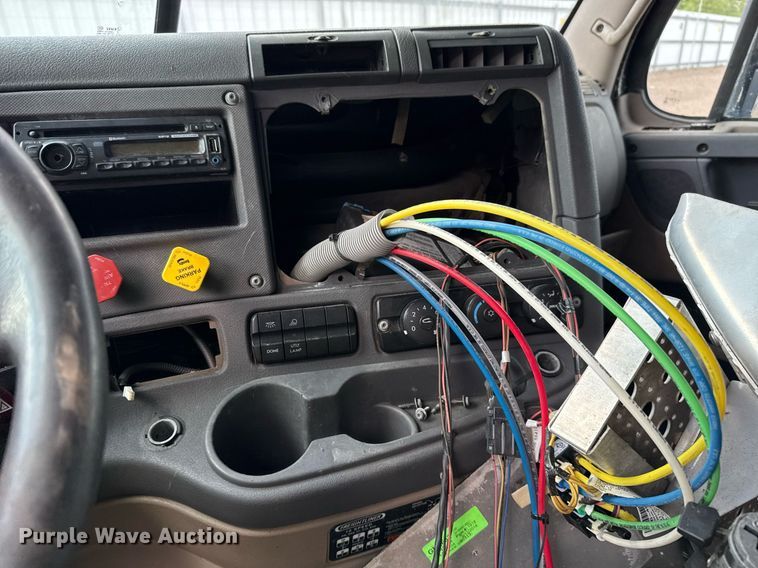 image for item YA0010 2015 Freightliner Cascadia 125  semi truck