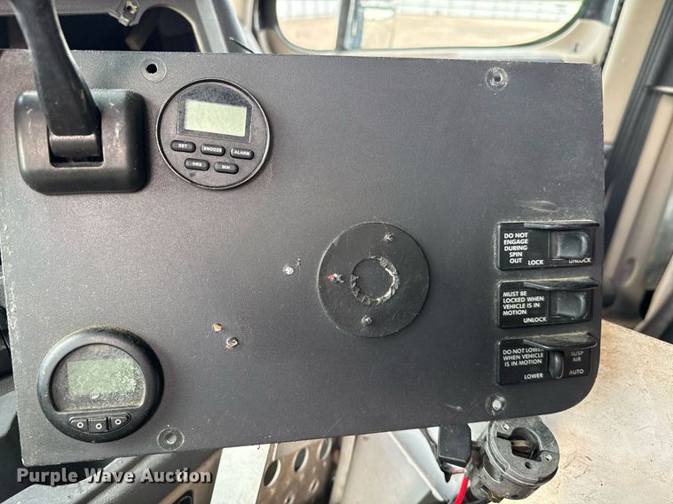 image for item YA0010 2015 Freightliner Cascadia 125  semi truck