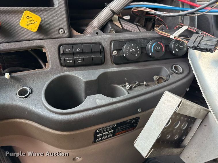 image for item YA0010 2015 Freightliner Cascadia 125  semi truck