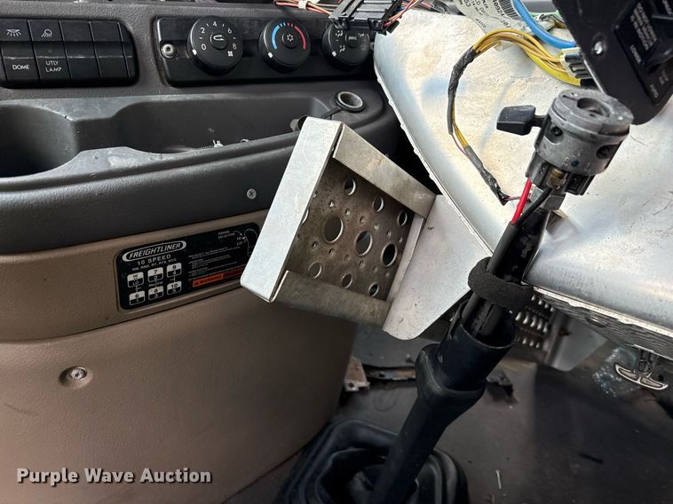 image for item YA0010 2015 Freightliner Cascadia 125  semi truck