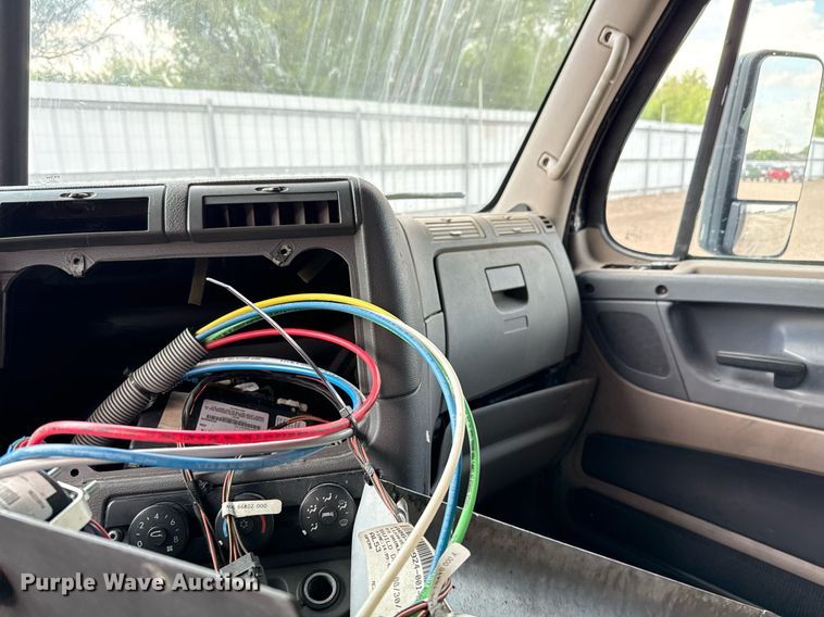 image for item YA0010 2015 Freightliner Cascadia 125  semi truck