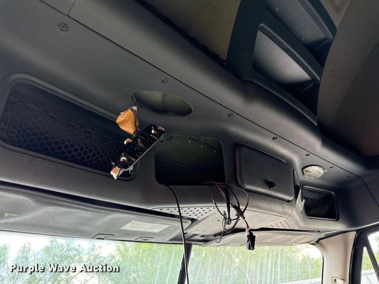 image for item YA0010 2015 Freightliner Cascadia 125  semi truck