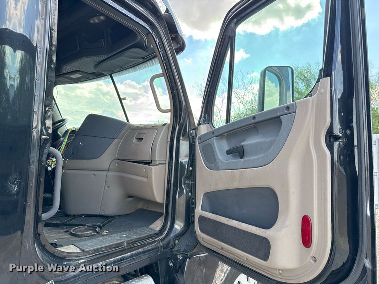 image for item YA0010 2015 Freightliner Cascadia 125  semi truck