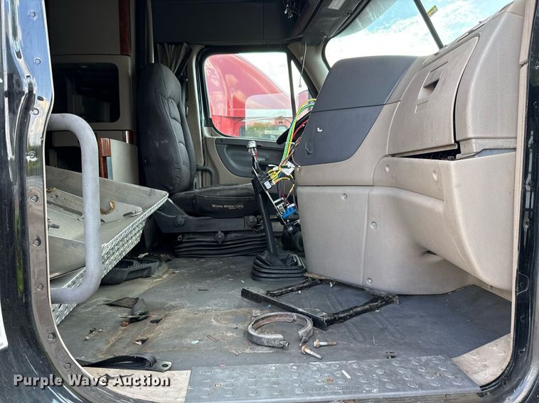 image for item YA0010 2015 Freightliner Cascadia 125  semi truck