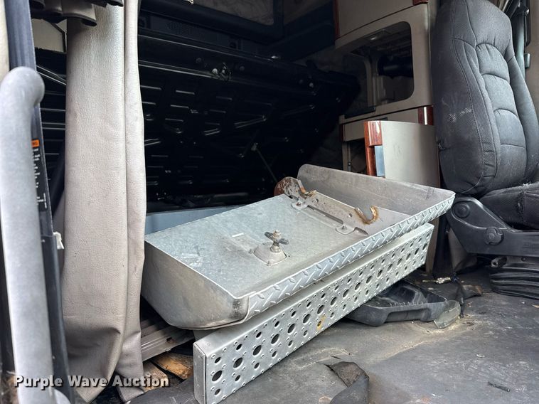 image for item YA0010 2015 Freightliner Cascadia 125  semi truck