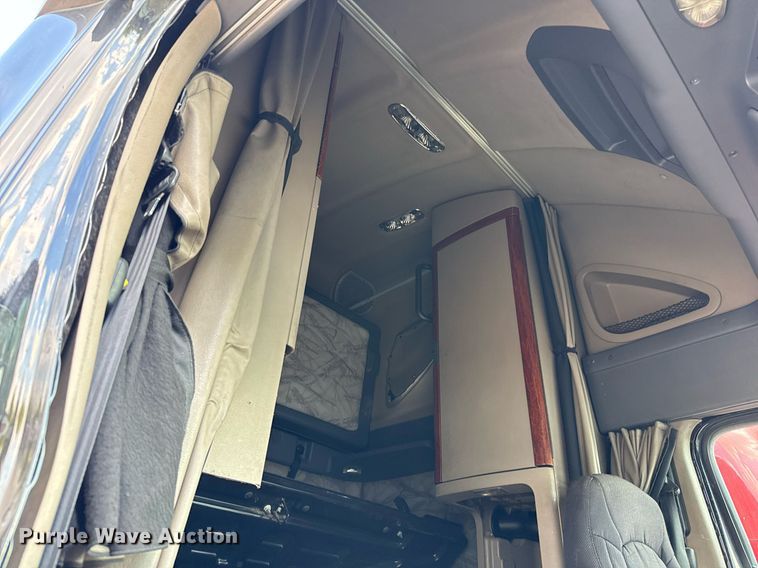 image for item YA0010 2015 Freightliner Cascadia 125  semi truck