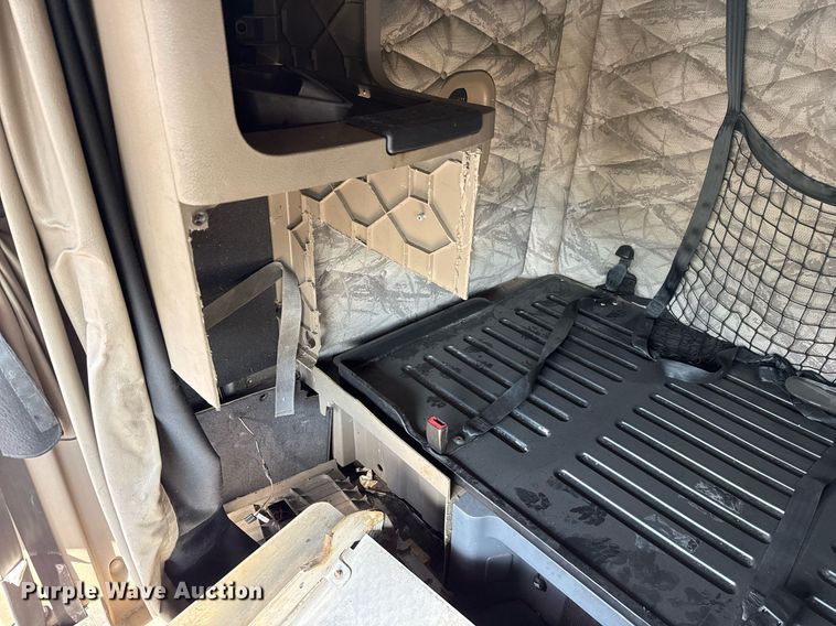 image for item YA0010 2015 Freightliner Cascadia 125  semi truck