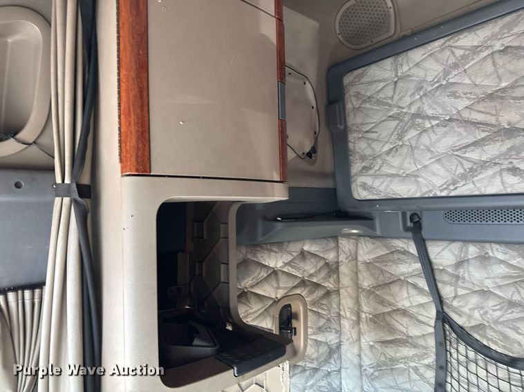 image for item YA0010 2015 Freightliner Cascadia 125  semi truck