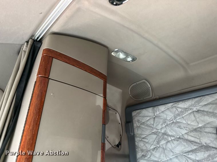 image for item YA0010 2015 Freightliner Cascadia 125  semi truck