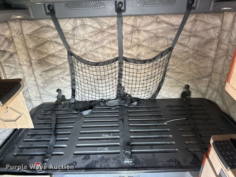 image for item YA0010 2015 Freightliner Cascadia 125  semi truck