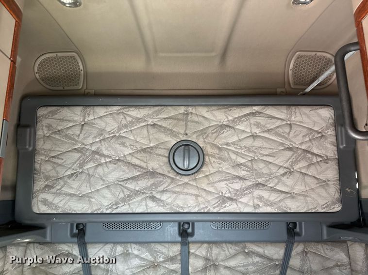 image for item YA0010 2015 Freightliner Cascadia 125  semi truck