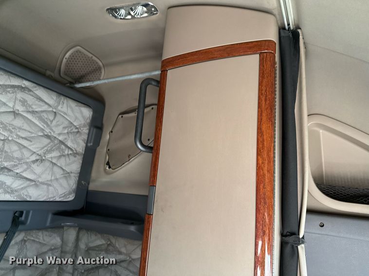 image for item YA0010 2015 Freightliner Cascadia 125  semi truck