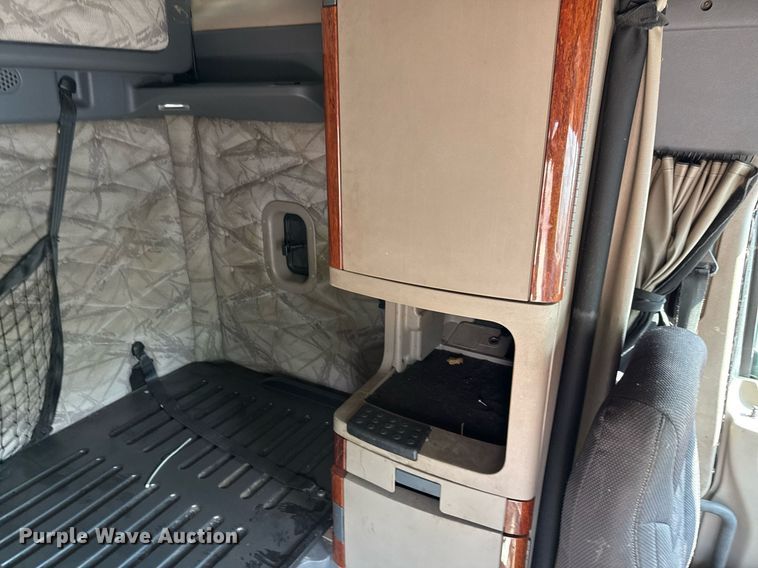 image for item YA0010 2015 Freightliner Cascadia 125  semi truck