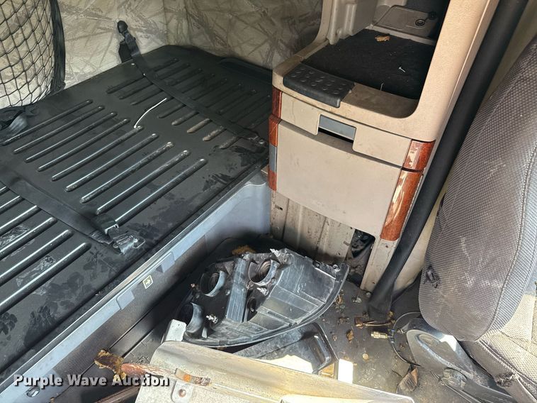 image for item YA0010 2015 Freightliner Cascadia 125  semi truck