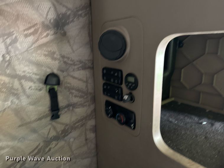 image for item YA0010 2015 Freightliner Cascadia 125  semi truck