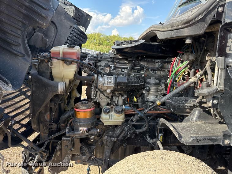 image for item YA0010 2015 Freightliner Cascadia 125  semi truck