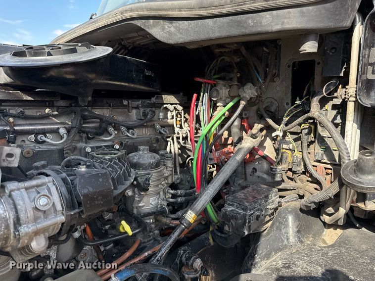 image for item YA0010 2015 Freightliner Cascadia 125  semi truck