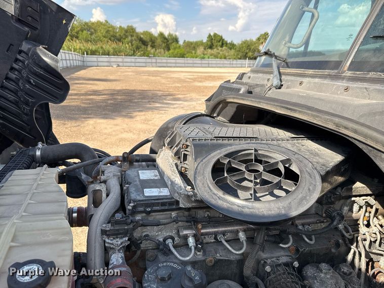 image for item YA0010 2015 Freightliner Cascadia 125  semi truck