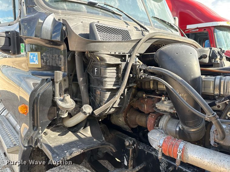 image for item YA0010 2015 Freightliner Cascadia 125  semi truck