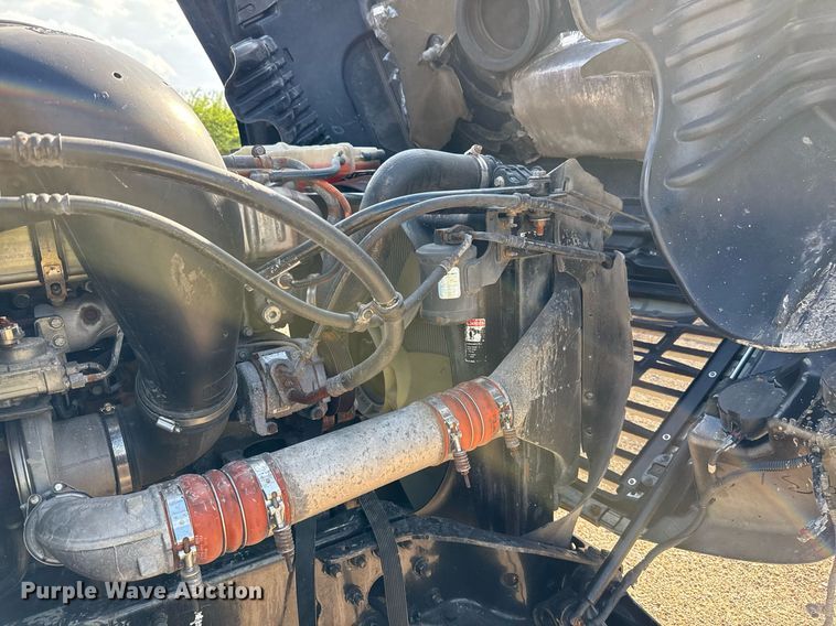 image for item YA0010 2015 Freightliner Cascadia 125  semi truck