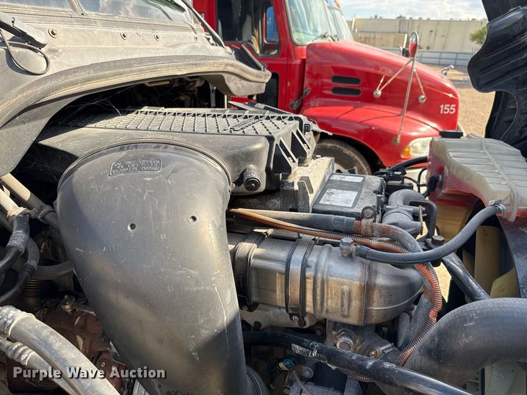 image for item YA0010 2015 Freightliner Cascadia 125  semi truck