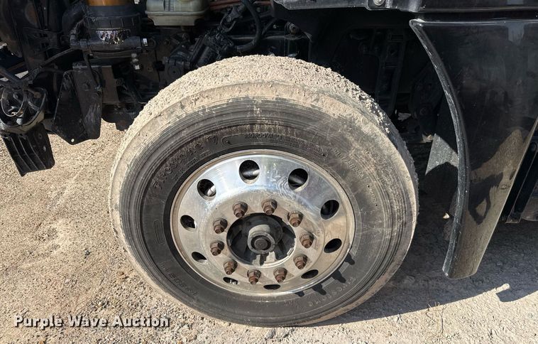 image for item YA0010 2015 Freightliner Cascadia 125  semi truck