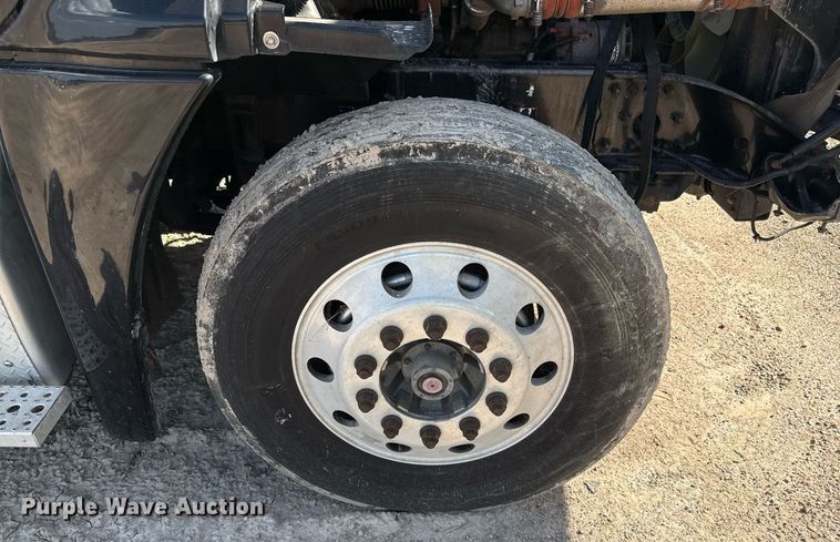 image for item YA0010 2015 Freightliner Cascadia 125  semi truck