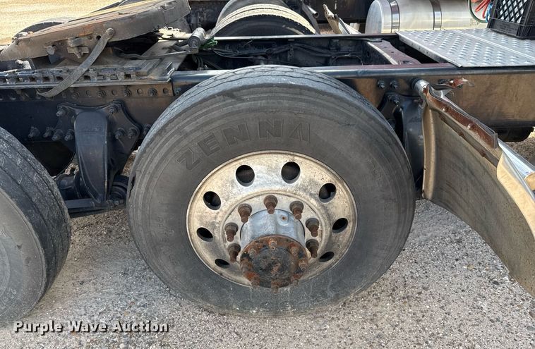 image for item YA0010 2015 Freightliner Cascadia 125  semi truck