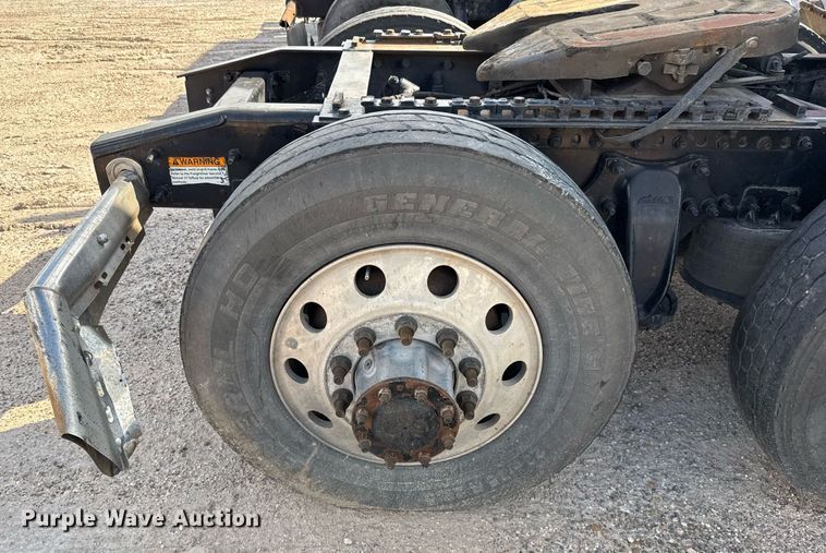 image for item YA0010 2015 Freightliner Cascadia 125  semi truck