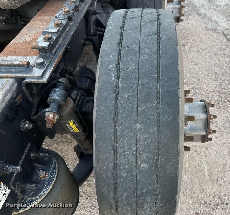 image for item YA0010 2015 Freightliner Cascadia 125  semi truck