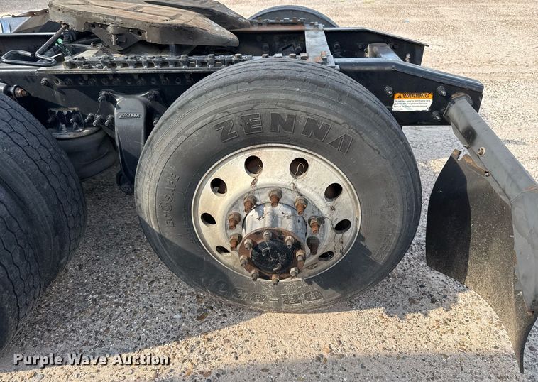 image for item YA0010 2015 Freightliner Cascadia 125  semi truck