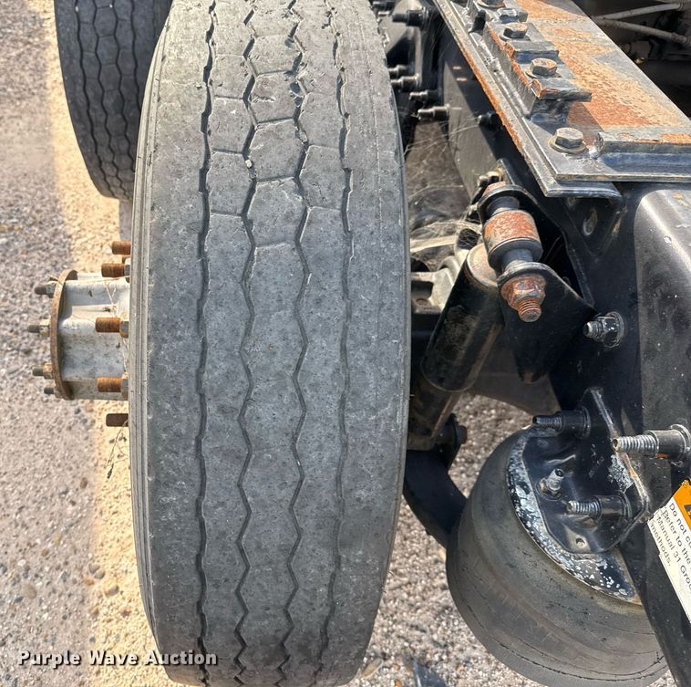 image for item YA0010 2015 Freightliner Cascadia 125  semi truck