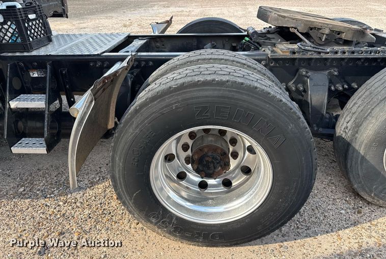 image for item YA0010 2015 Freightliner Cascadia 125  semi truck