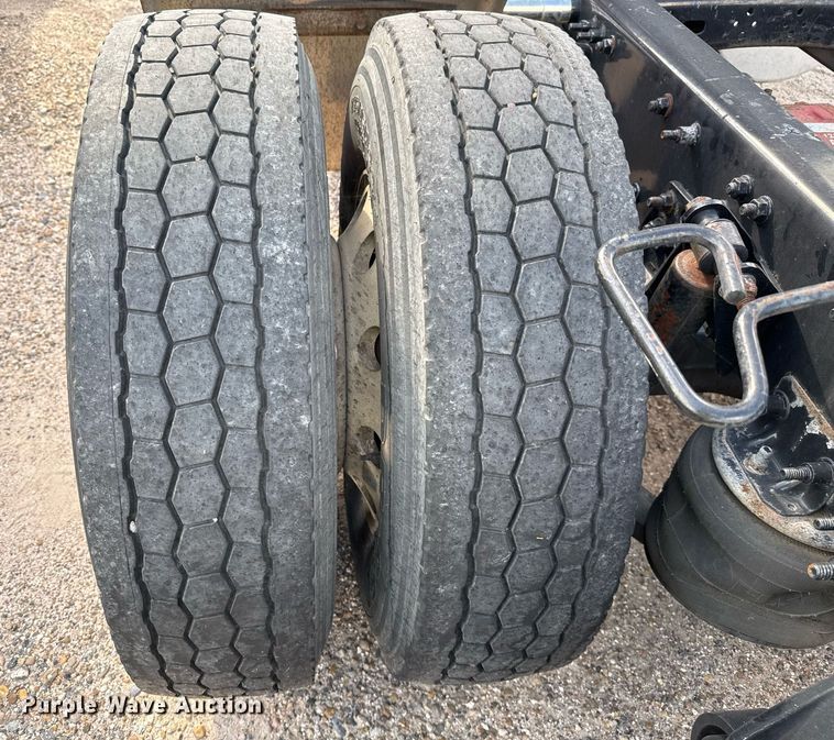 image for item YA0010 2015 Freightliner Cascadia 125  semi truck