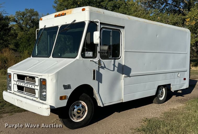 image for item DO1739 1990 Chevrolet  Step Van 30 delivery truck