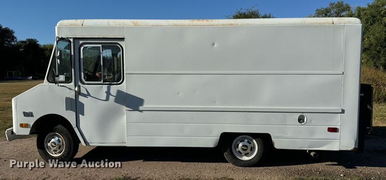 image for item DO1739 1990 Chevrolet  Step Van 30 delivery truck