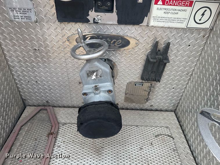 image for item DO7600 2000 Pierce Telesquirt ladder fire truck