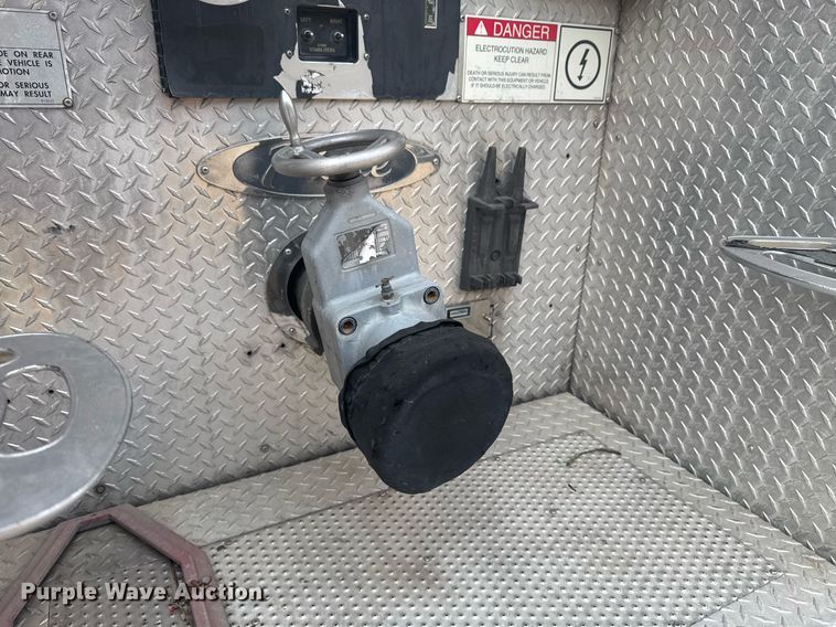 image for item DO7600 2000 Pierce Telesquirt ladder fire truck