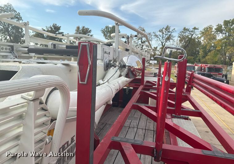 image for item DO7600 2000 Pierce Telesquirt ladder fire truck