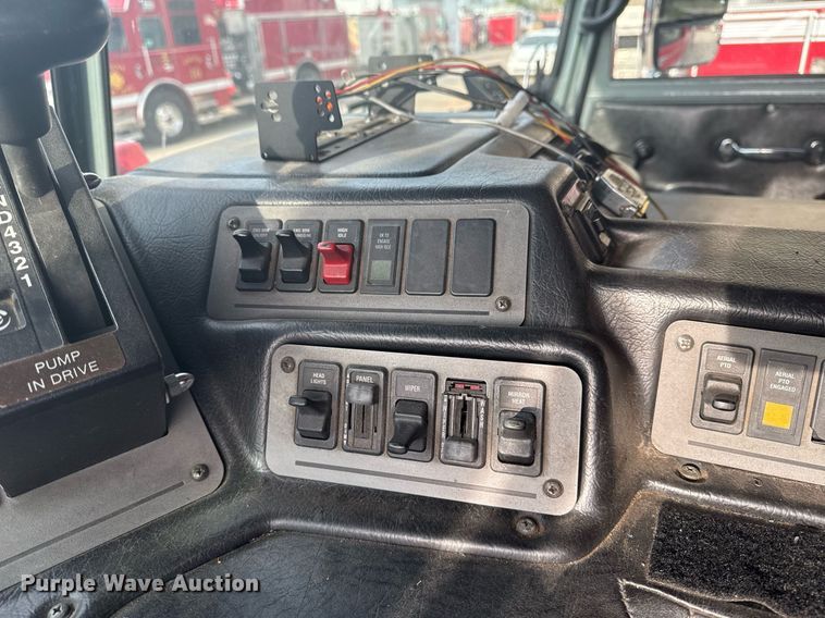 image for item DO7600 2000 Pierce Telesquirt ladder fire truck