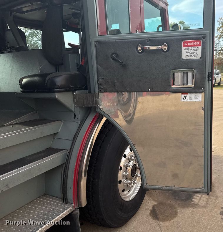 image for item DO7600 2000 Pierce Telesquirt ladder fire truck